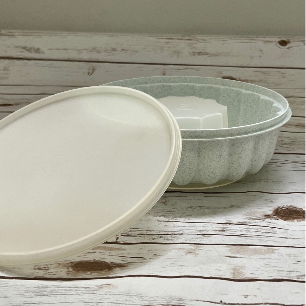 VTG Tupperware Jel-Ring Jello Mold Speckled Mint Green Cream 9.5 Inch